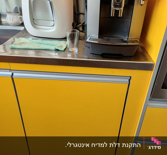 מכונת קפה על משטח עבודה במטבח